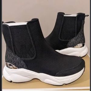 Brand new size 10 Michael Kors Katrina Booties.